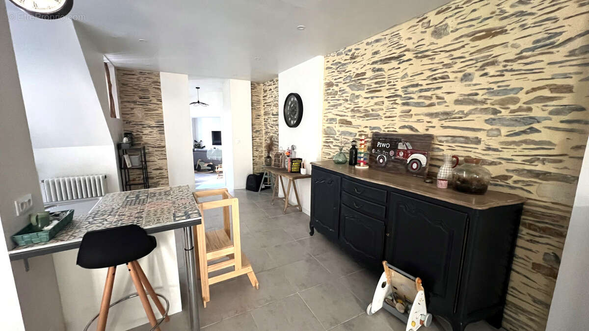 Maison à SAINT-CLEMENT-DE-LA-PLACE