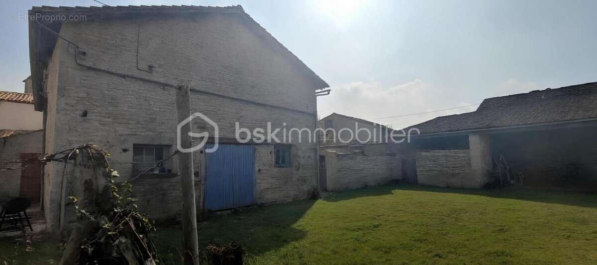 Maison à FONTENILLE-SAINT-MARTIN-D'ENTRAIGUES