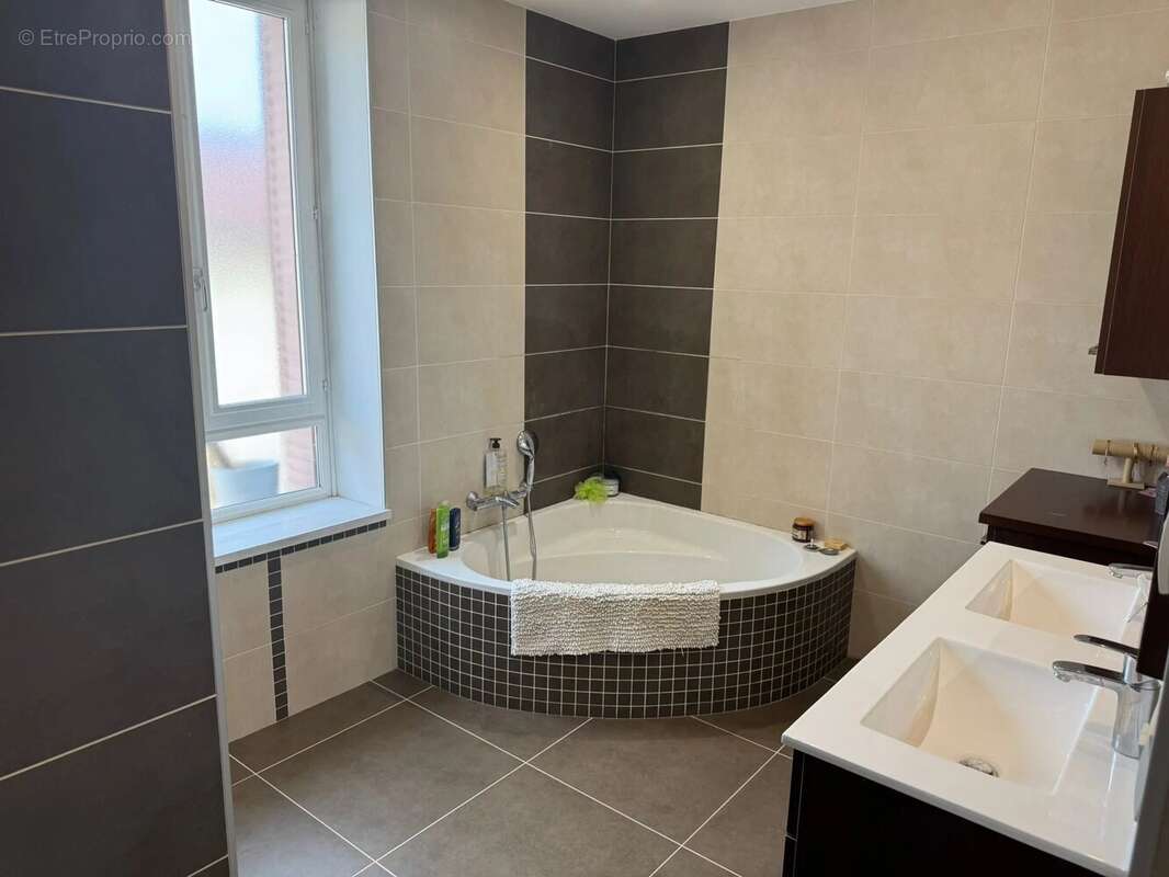Appartement à MONTROND-LES-BAINS