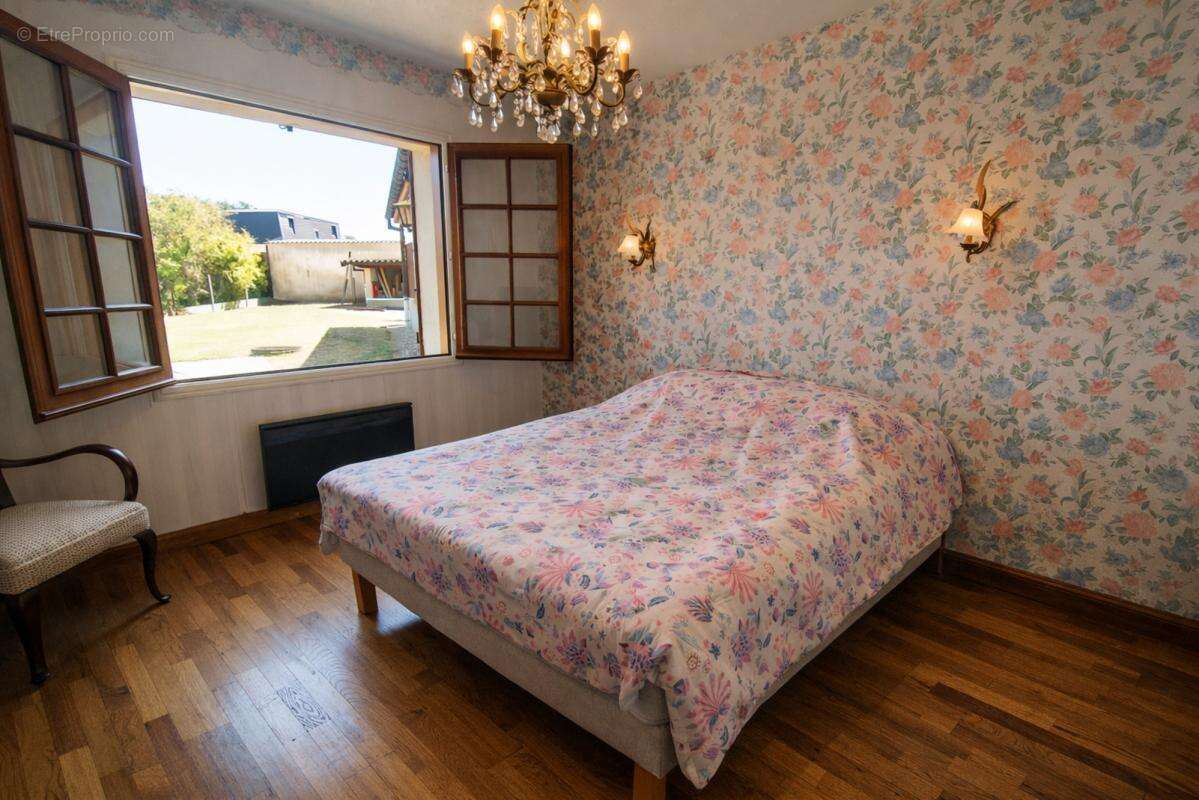 Maison 295 m² à Saint-Victor  - photo 10
