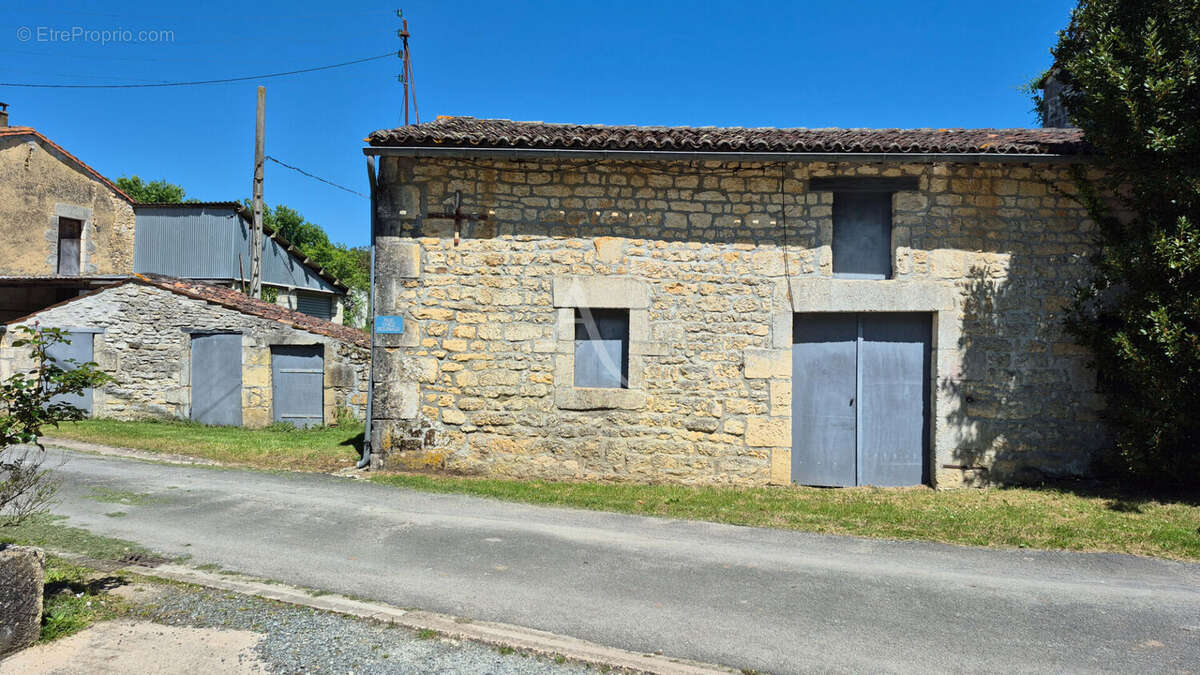 Maison à SAINT-HILAIRE-DE-VILLEFRANCHE