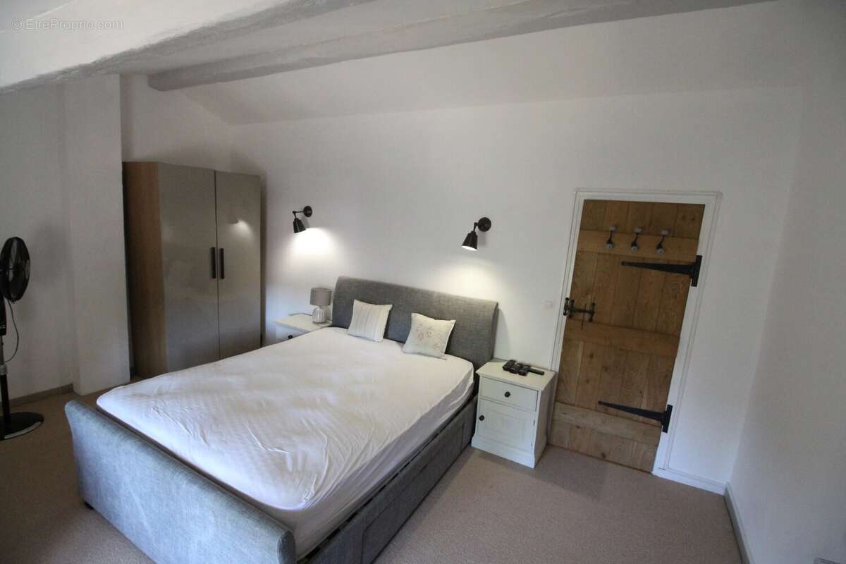 Charmante propriété de caractère comprenant trois chambres, une grange et une piscine chauffée - photo 8