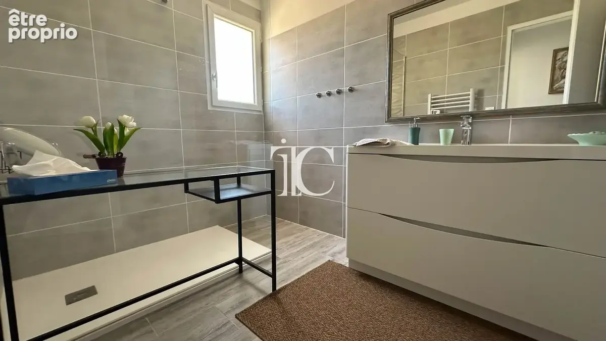 Villa de plain pied double garage et piscine - photo 10
