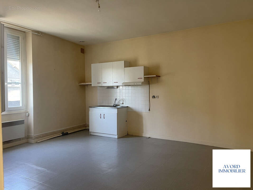 Appartement 2 - pièce de vie avec coin cuisine - Appartement à AVORD