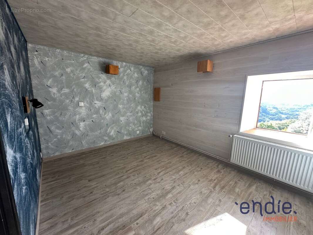 Maison à VERNET-LA-VARENNE