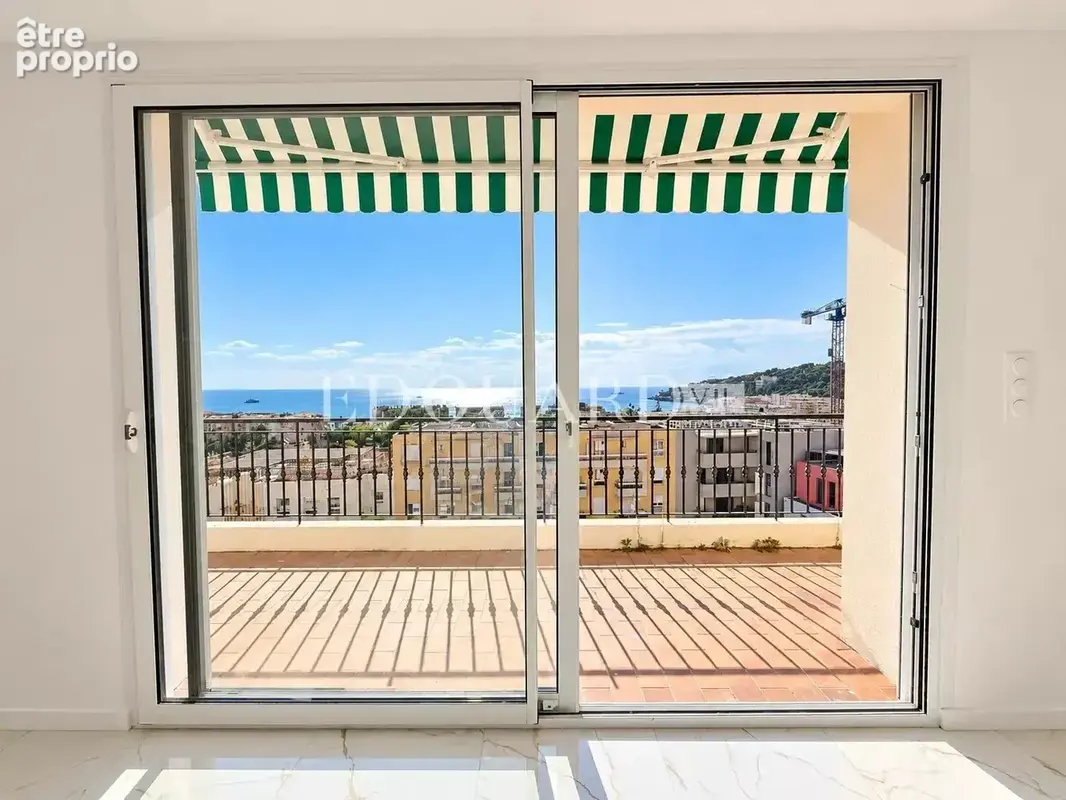 Somptueux quatre pièces à vendre avec belle vue sur la ville et la mer, en plein centre de Roquebrune Cap Martin - photo 3