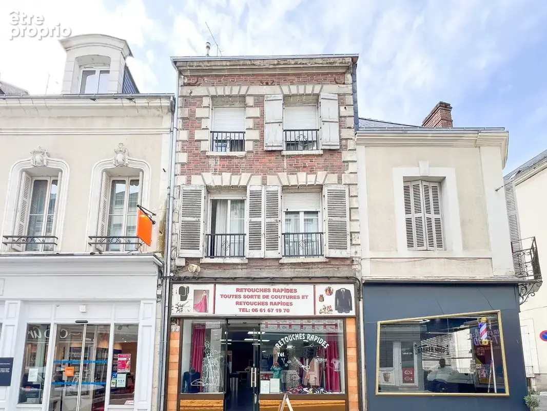 Murs commerciaux en plein cœur de ville. Intention de division d’un immeuble. - photo 3