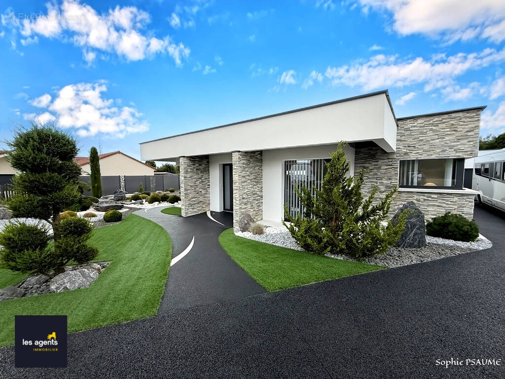 Maison à NEUFCHATEAU