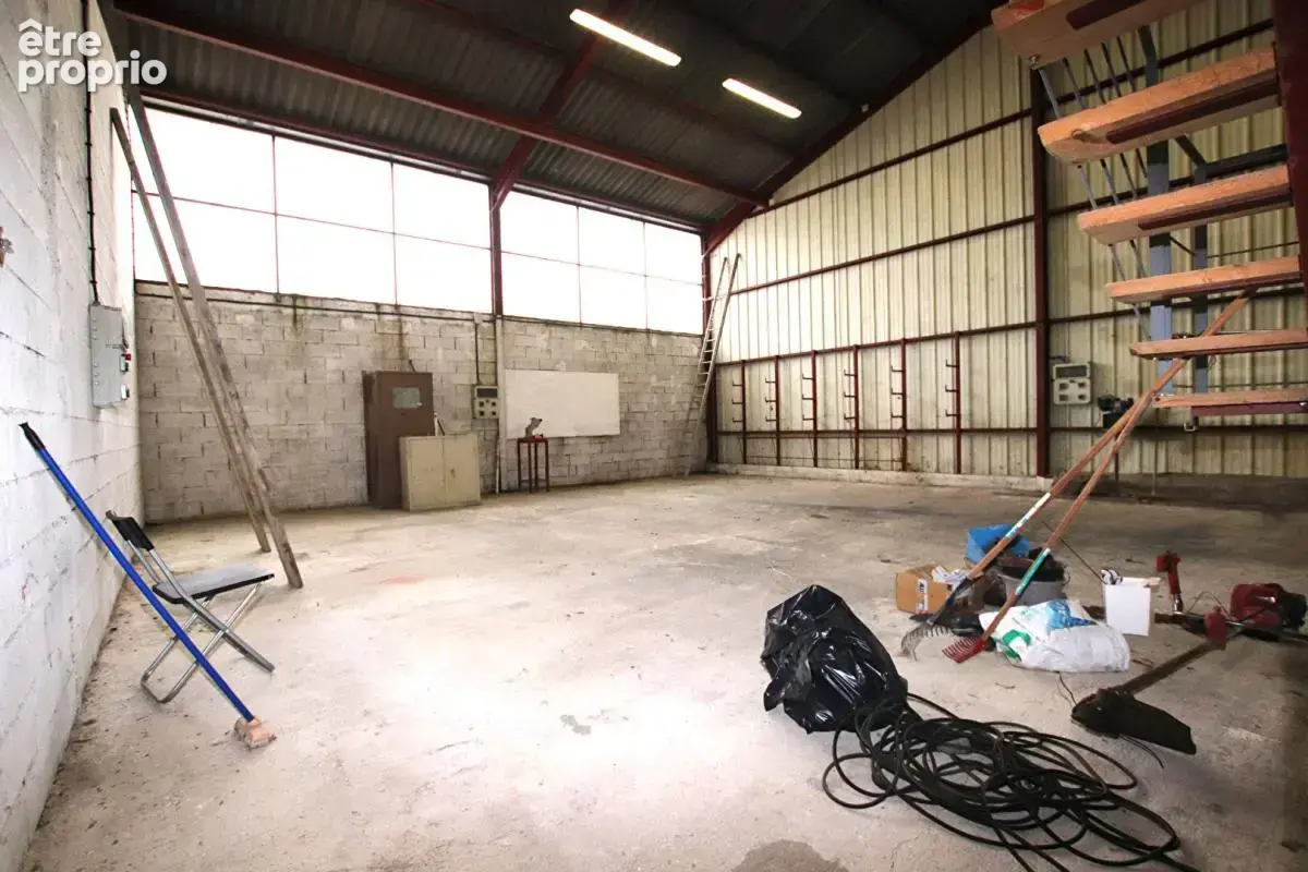 Bâtiment professionnel avec grande hauteur - Parcelle constructible 1 250 m² - photo 2