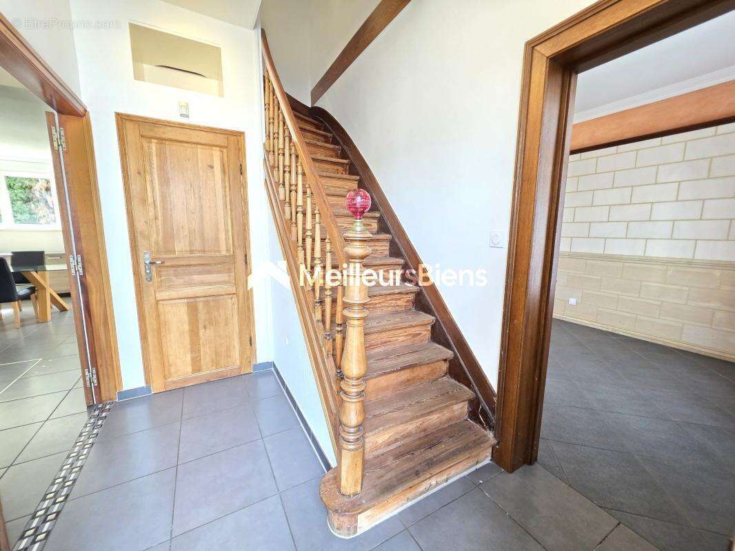 Maison individuelle de 161 m² à Maubeuge avec 4 chambres, garage et jardin 693 m² - photo 2