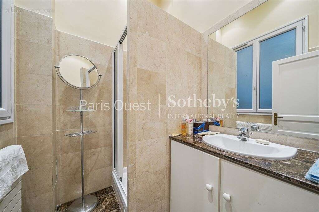 Appartement à PARIS-16E