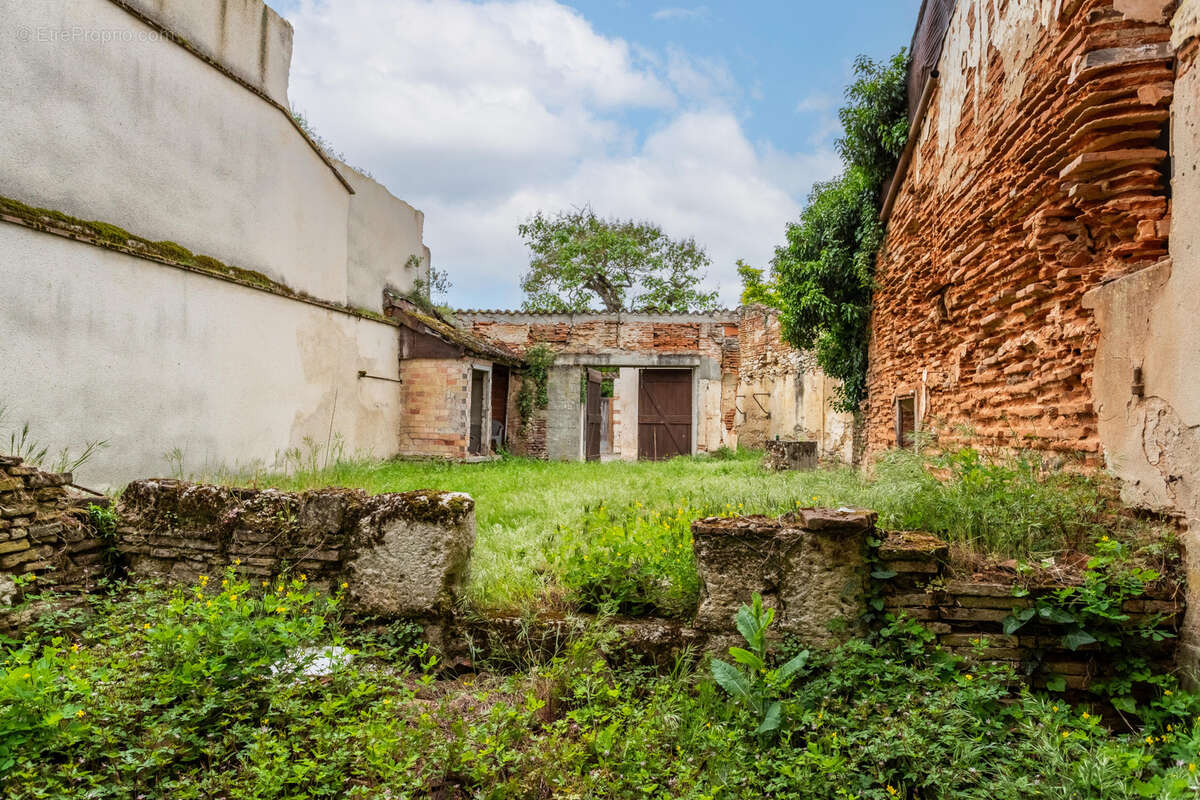 Maison de village à rénover avec jardin et garage - photo 8