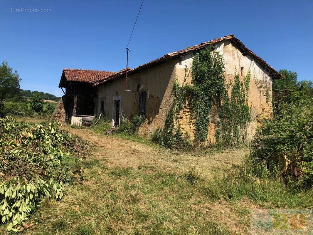 Maison ancienne avec dépendances sur un terrain de 5227 m² - photo 2