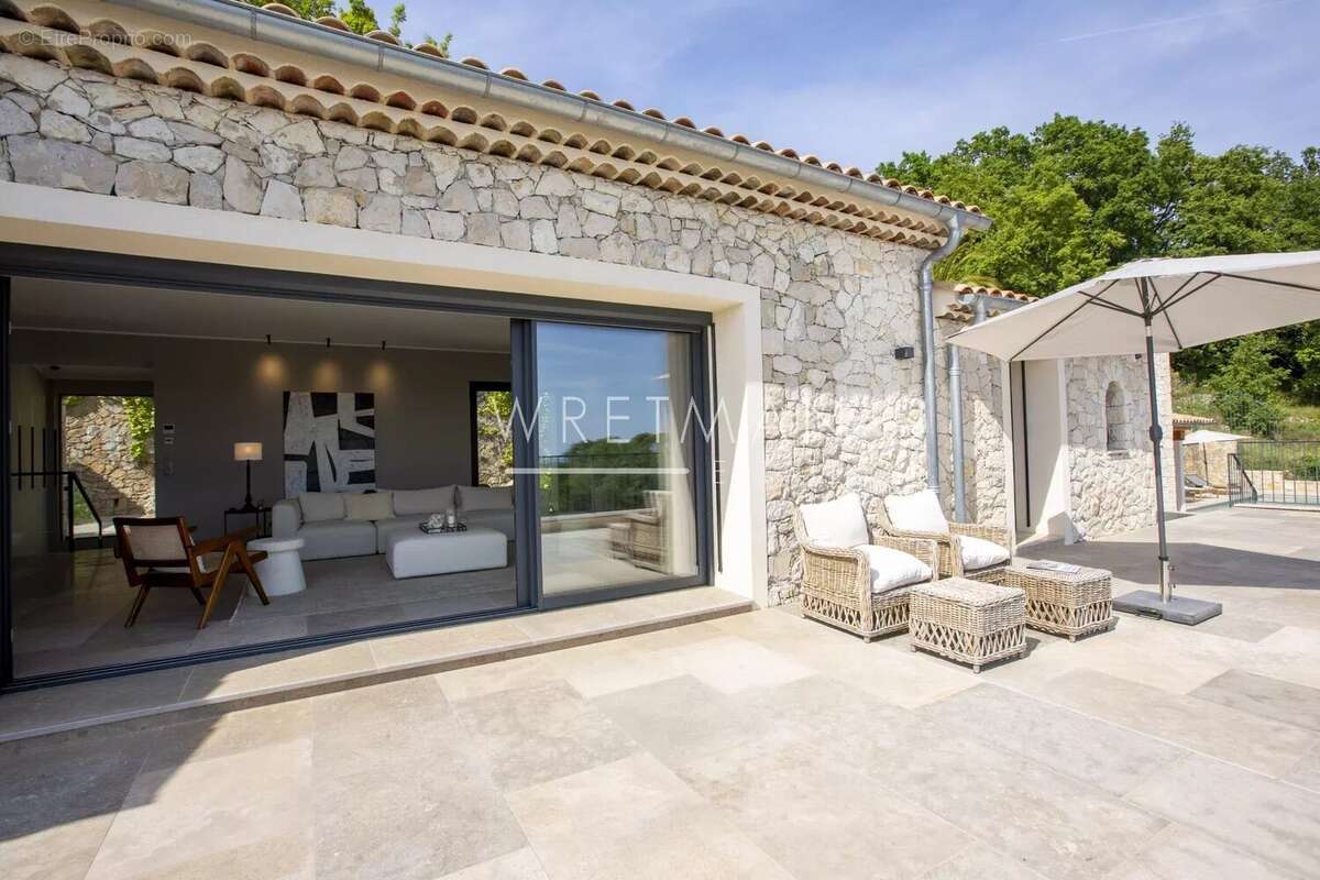 Maison à CHATEAUNEUF-GRASSE