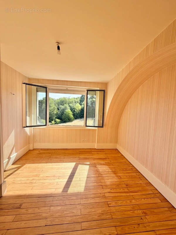 ORCINES   Belle maison familiale de caractère sur terrain de 4 000 m2 - photo 5