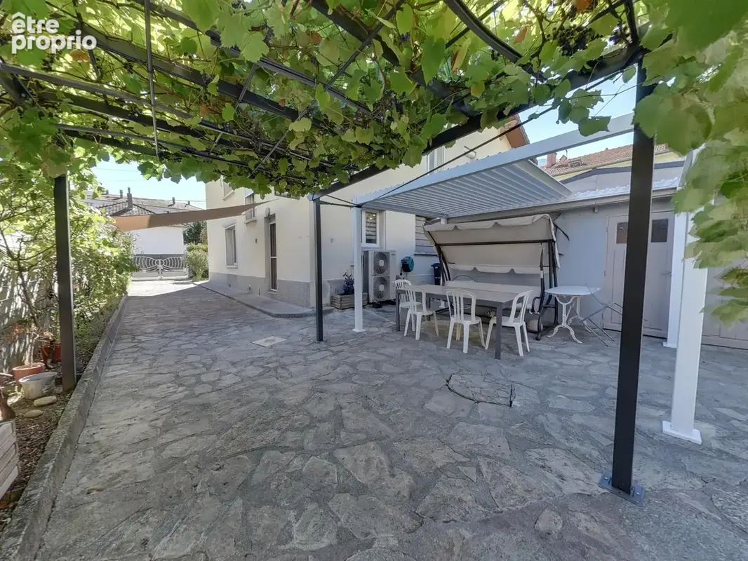 Maison mitoyenne 4 pièces de 106 m2 rénovée avec jardin et potentiel d’agrandissement echirolles ouest - photo 2