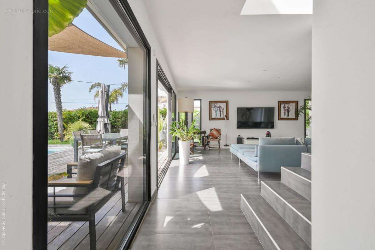 Sanary sur Mer - Villa d’exception de 250 m² – Piscine à débordement - photo 14