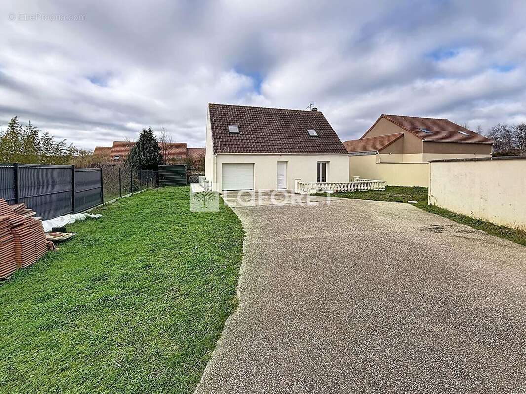 Maison à COURCELLES-SUR-SEINE