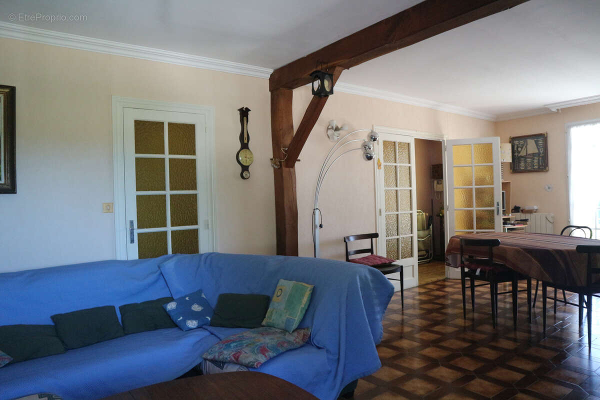 Belle maison de construction traditionnelle de 100 m2 sur un terrain clos de 1000 m2 . au centre de la jarrie. - photo 6