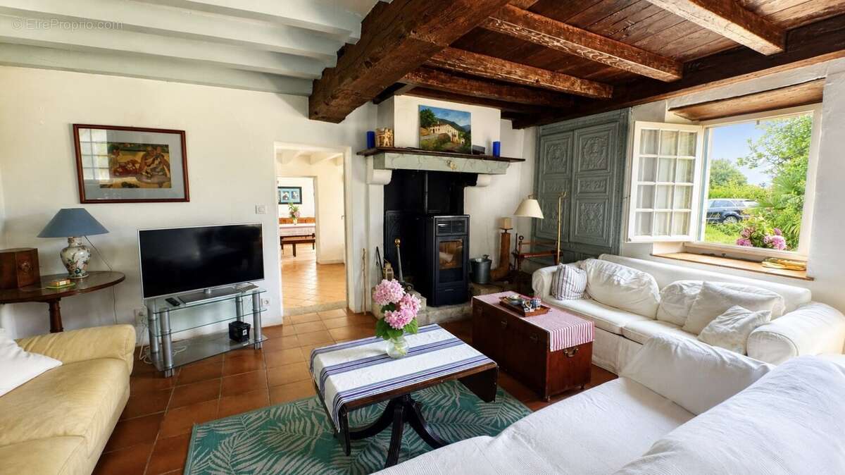 Maison de caractère du XVIIIe siècle rénovée  402 m² habitables  9 chambres  Terrain de 2 215 m²  Urt - photo 7