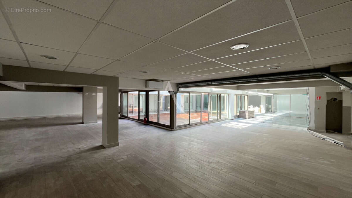 Commerce à PARIS-9E