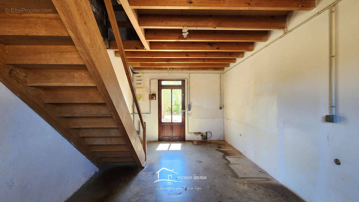 Maison indépendante avec vie de plain-pied et nombreuses dépendances - photo 7