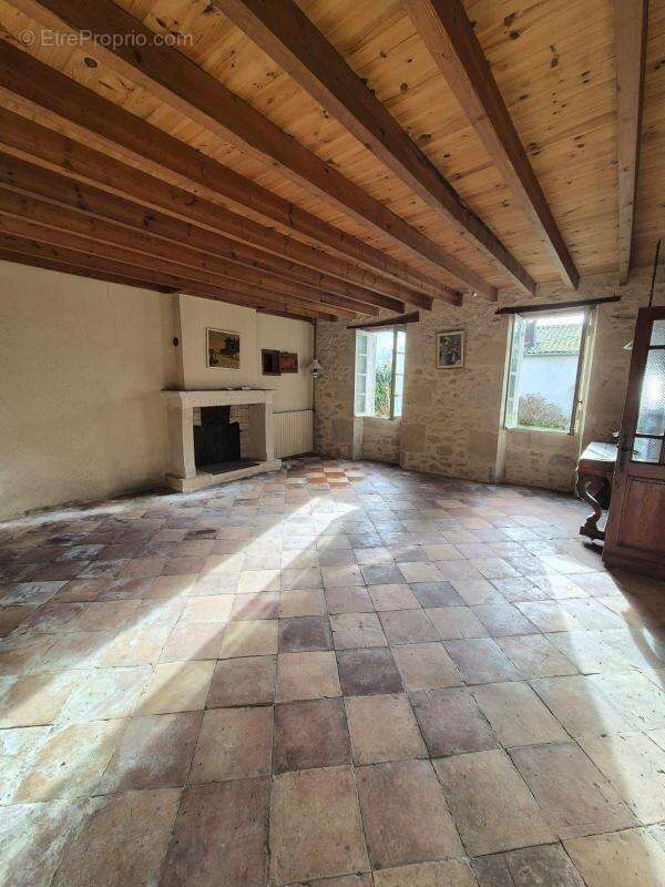 Maison à SAINT-SULPICE-DE-POMMIERS