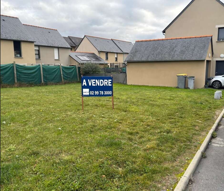 Terrain à SAINT-MEEN-LE-GRAND