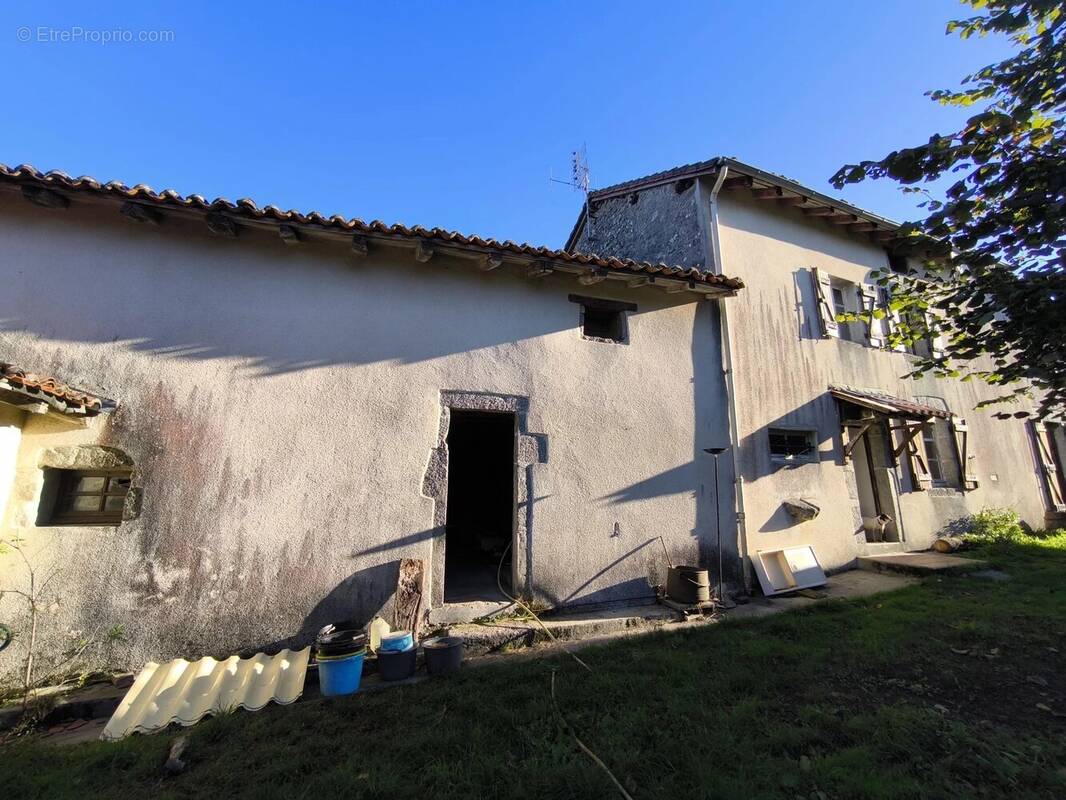 Maison à MONTROL-SENARD