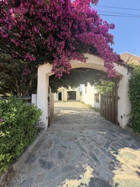 Villa familiale de 203 m² avec 2 logements sur 890 m² de terrain BORGO - photo 2