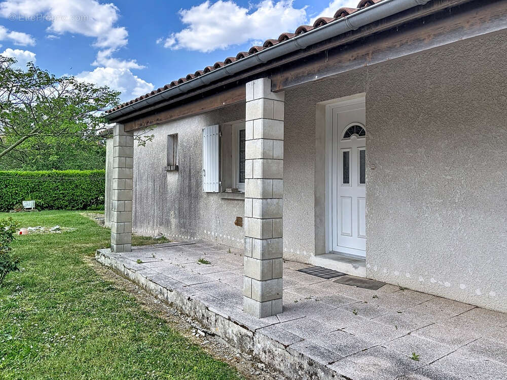 Maison à rénover centre Saint Jean De Liversay 103 m2 + terrain constructible et divisible - photo 5