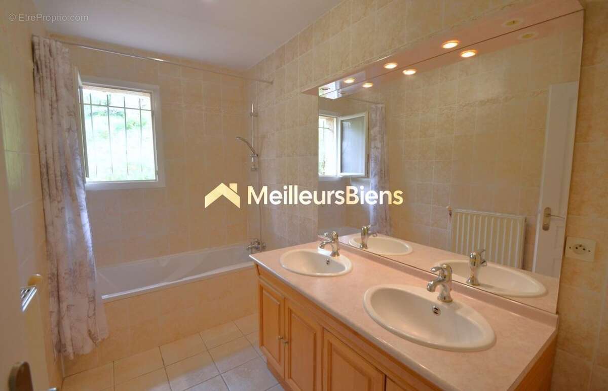 Maison à FONTAINES-SAINT-MARTIN