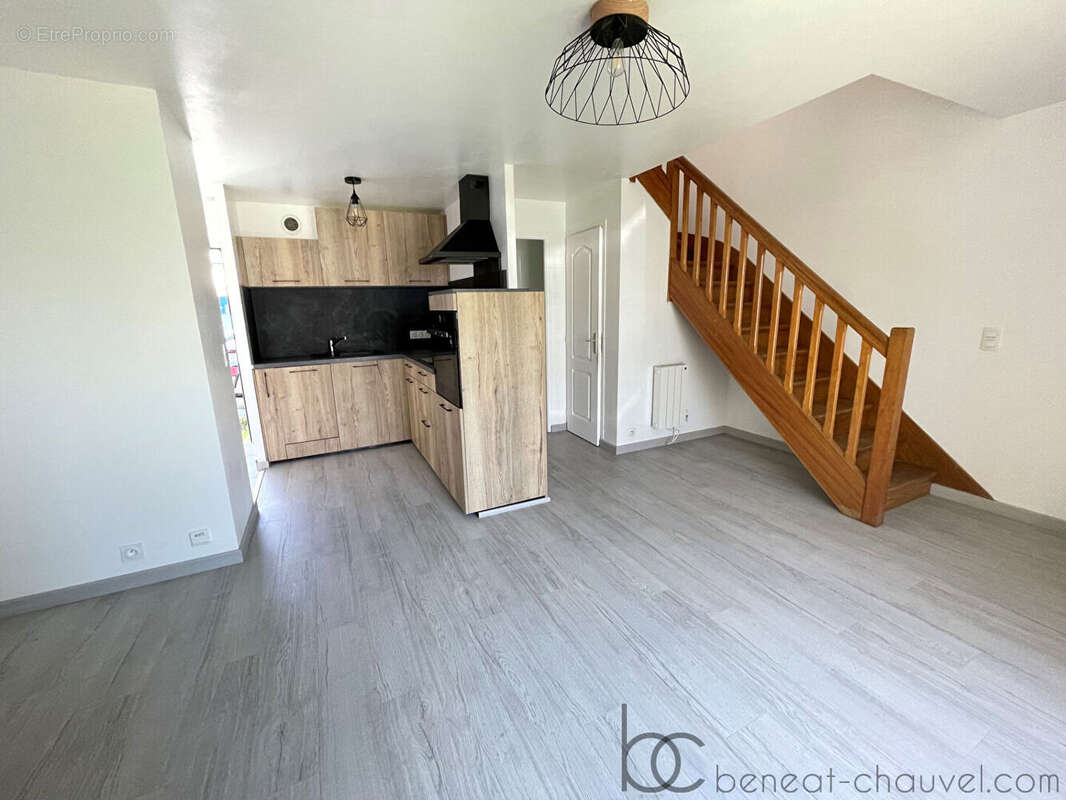 VENTE Maison en Pierre Rénovée  2 Chambres  49 m²  Parking  Proche Bourg SARZEAU (56370) - photo 2