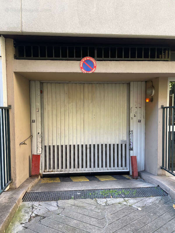 Parking à PARIS-11E