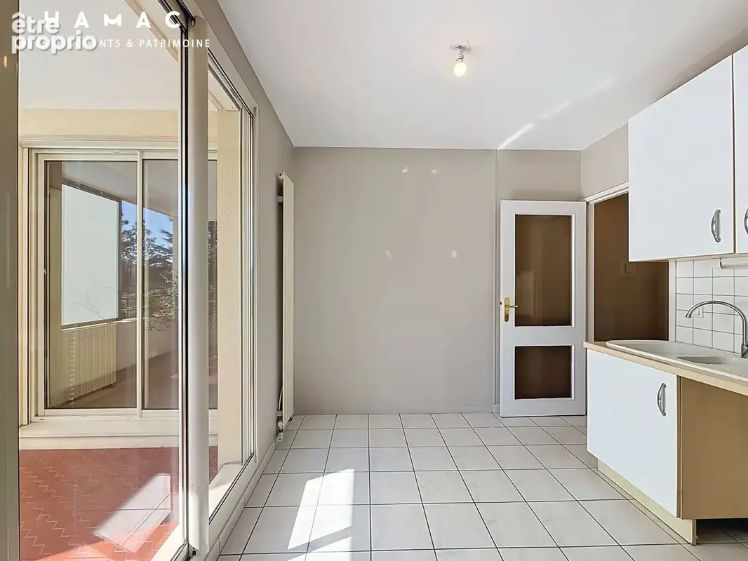 LYON 4 – CROIX-ROUSSE - T3 de 69 m² avec terrasse, piscine, garage et cave - photo 5