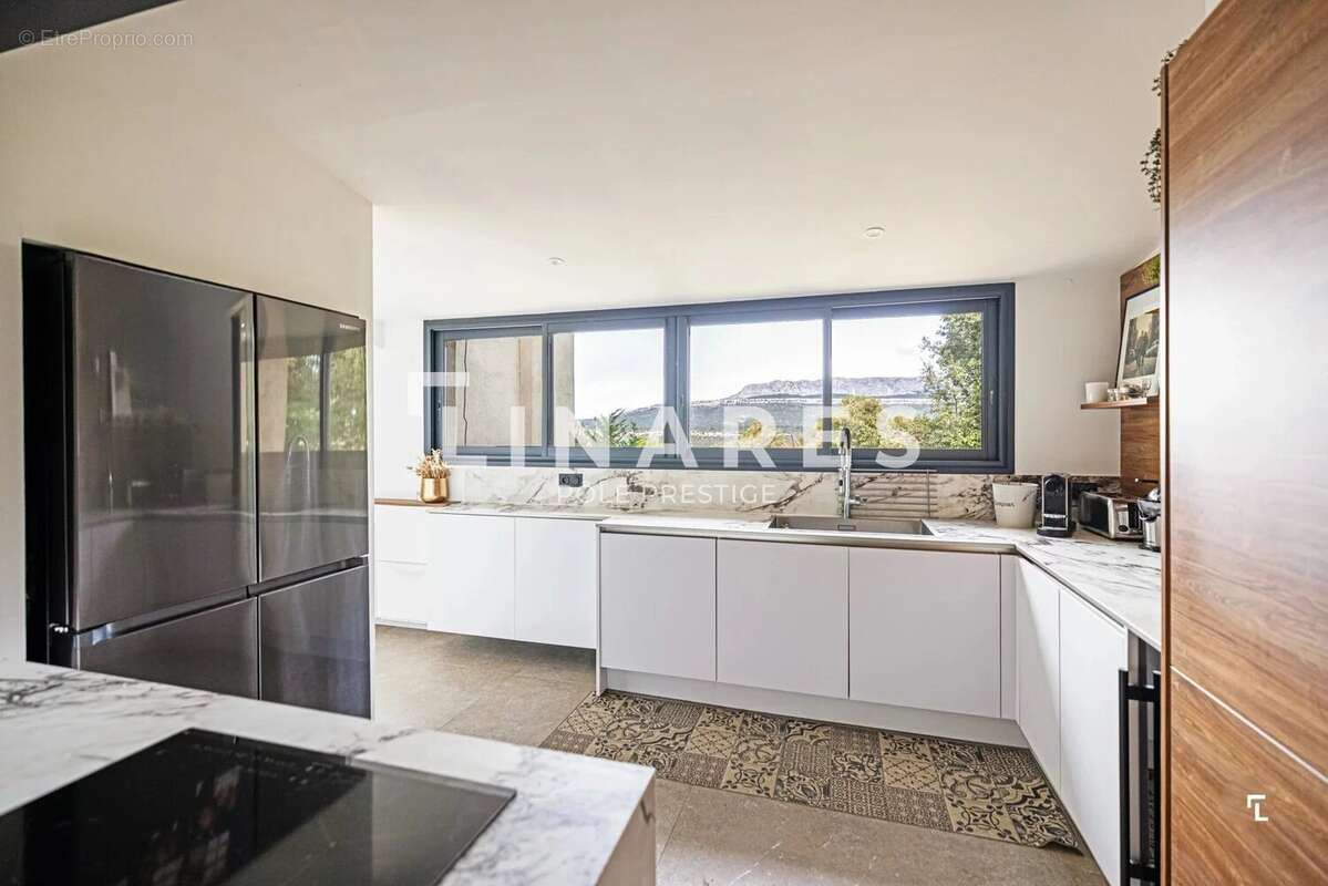 DESIGN & VIEW - Villa T7 de 250m2 - Vue Sainte Victoire - Terrain 2470m2 - Piscine - 13710 FUVEAU - photo 8