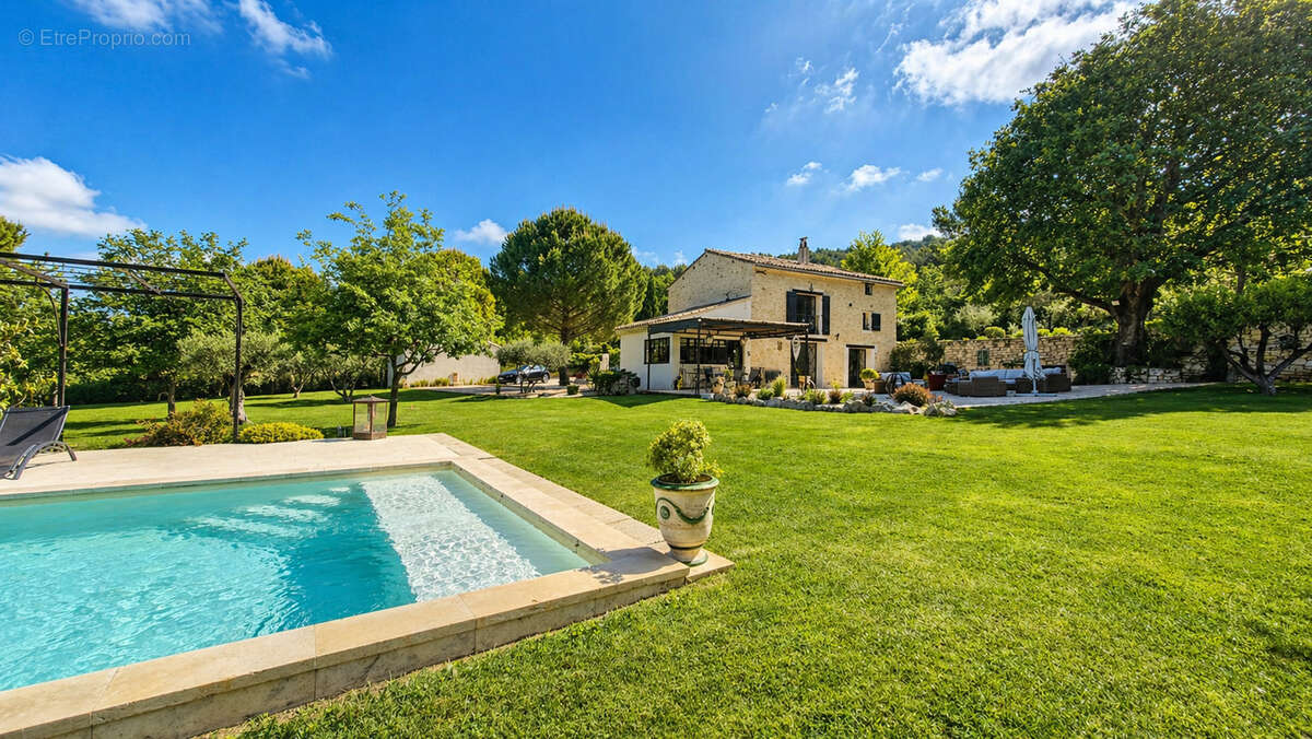 Maison à LA ROQUE-SUR-PERNES