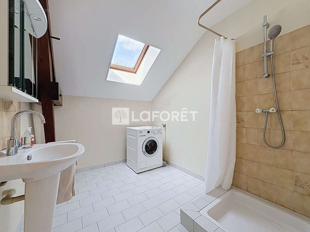 Maison Saint Denis Les Bourg 8 pièces 152 m2 - photo 14