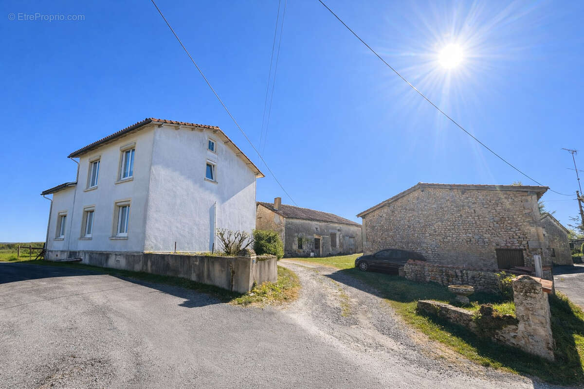 Maison à MONTMOREAU-SAINT-CYBARD
