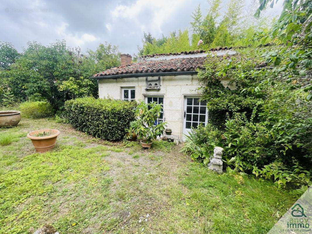 Maison à VILLEBOIS-LAVALETTE