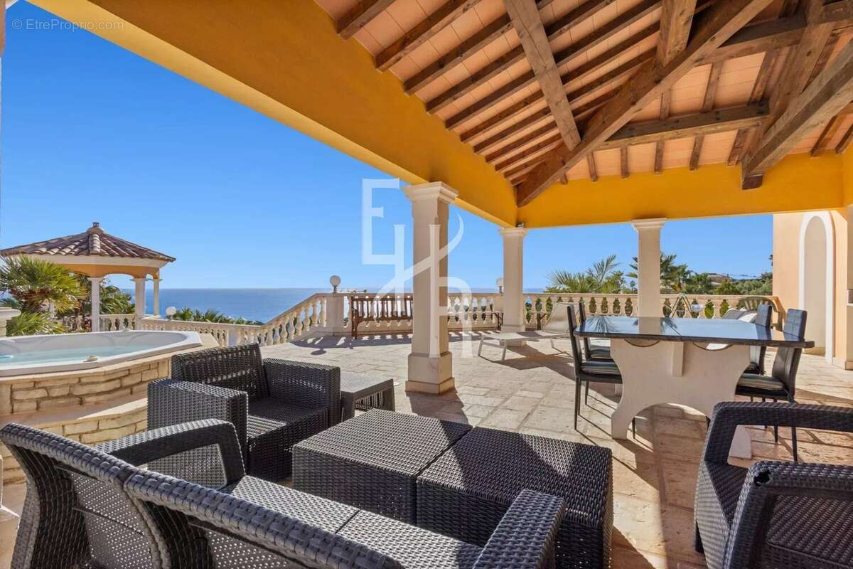 Maison à ROQUEBRUNE-SUR-ARGENS