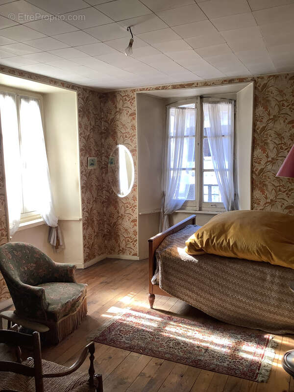 Maison à VIC-SUR-CERE