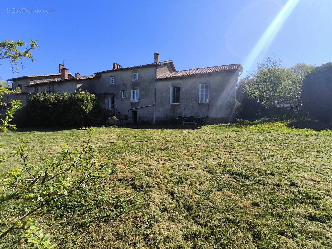 Maison à MONTROL-SENARD