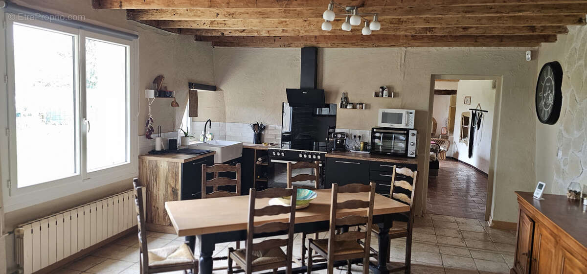 Maison de caractère, 288m2 hab. au cœur du village - photo 16