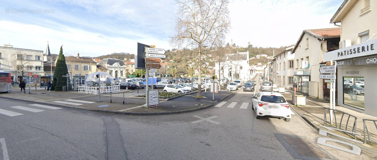 Parking à MIRIBEL