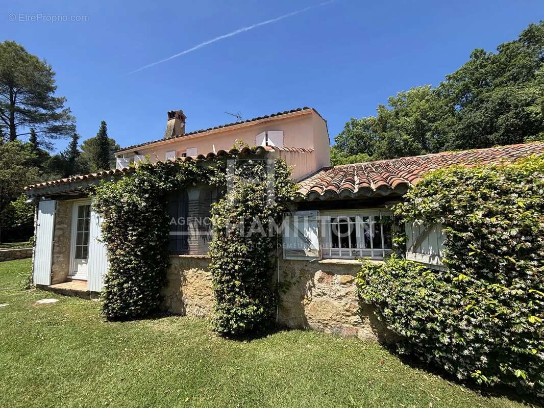 Maison à CHATEAUNEUF-GRASSE