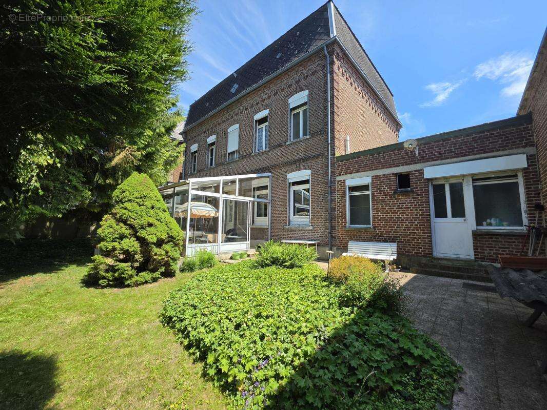 Maison de caractère 228m² avec garage et terrain clos - photo 20