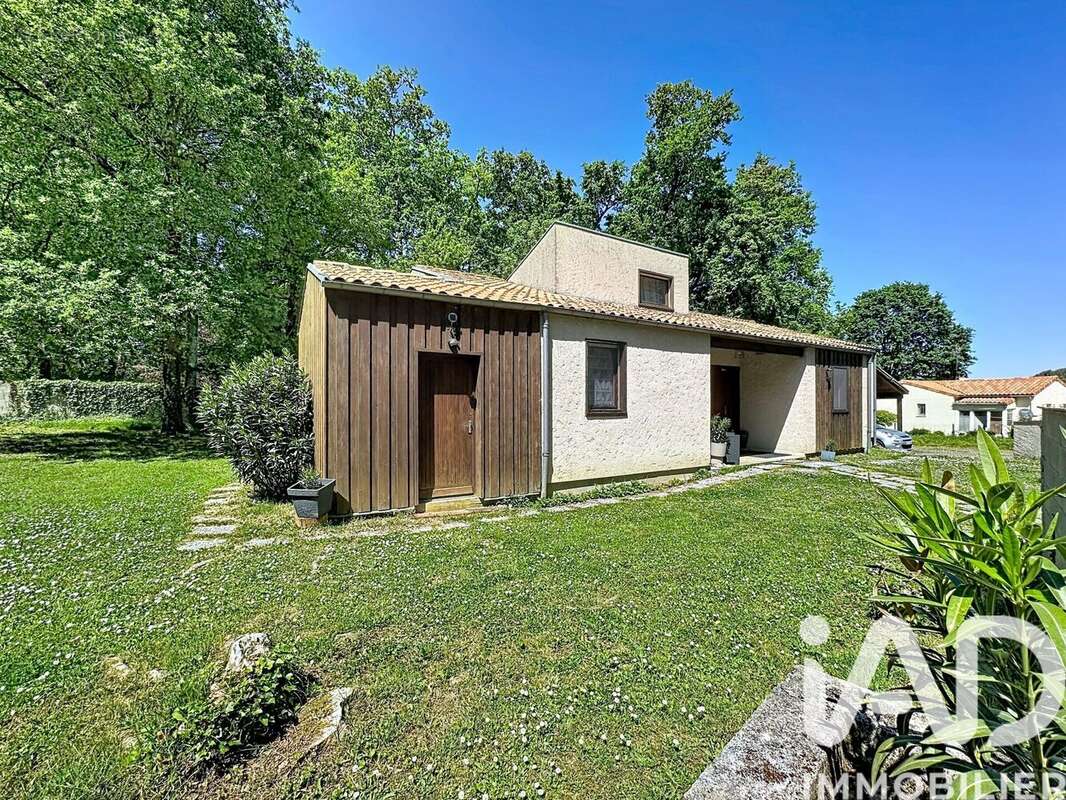 Photo 2 - Maison à ROULLET-SAINT-ESTEPHE