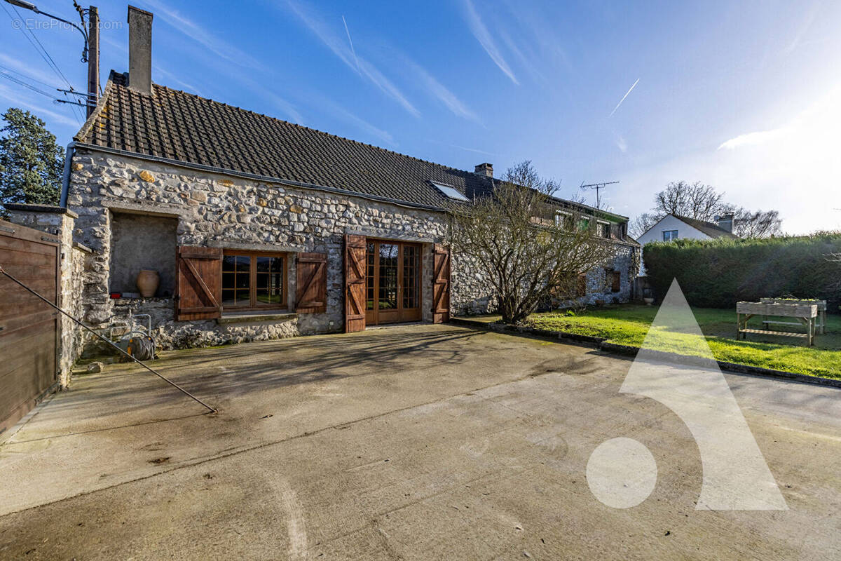 Maison à PEROY-LES-GOMBRIES