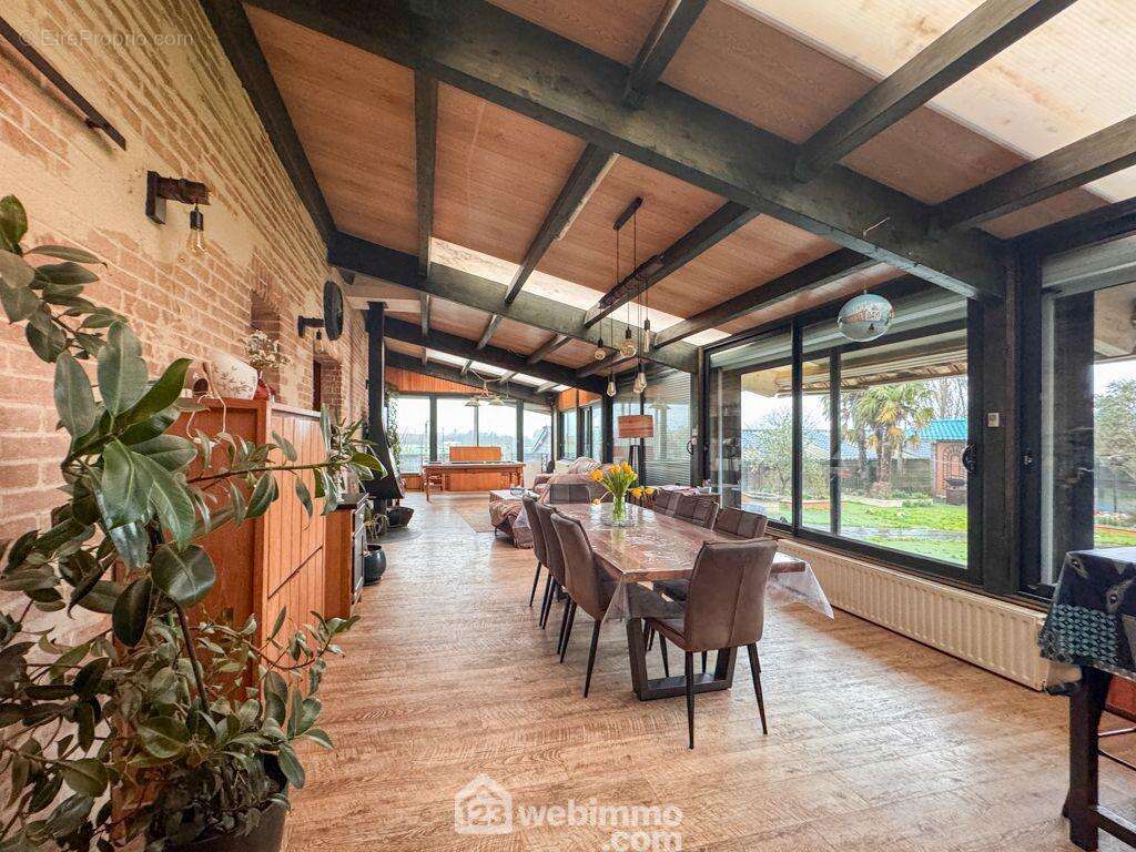 Une pièce à vivre agréable et lumineuse - Maison à MENOMBLET